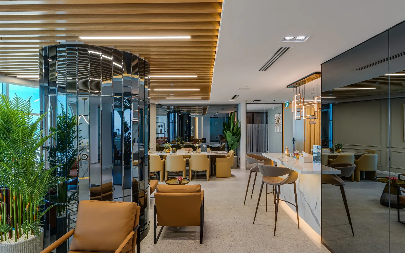 Dome Tower 34. kat ofisinin panorama tabanlı 360 sanal turundan bekleme salonu ve toplantı alanı görünümü