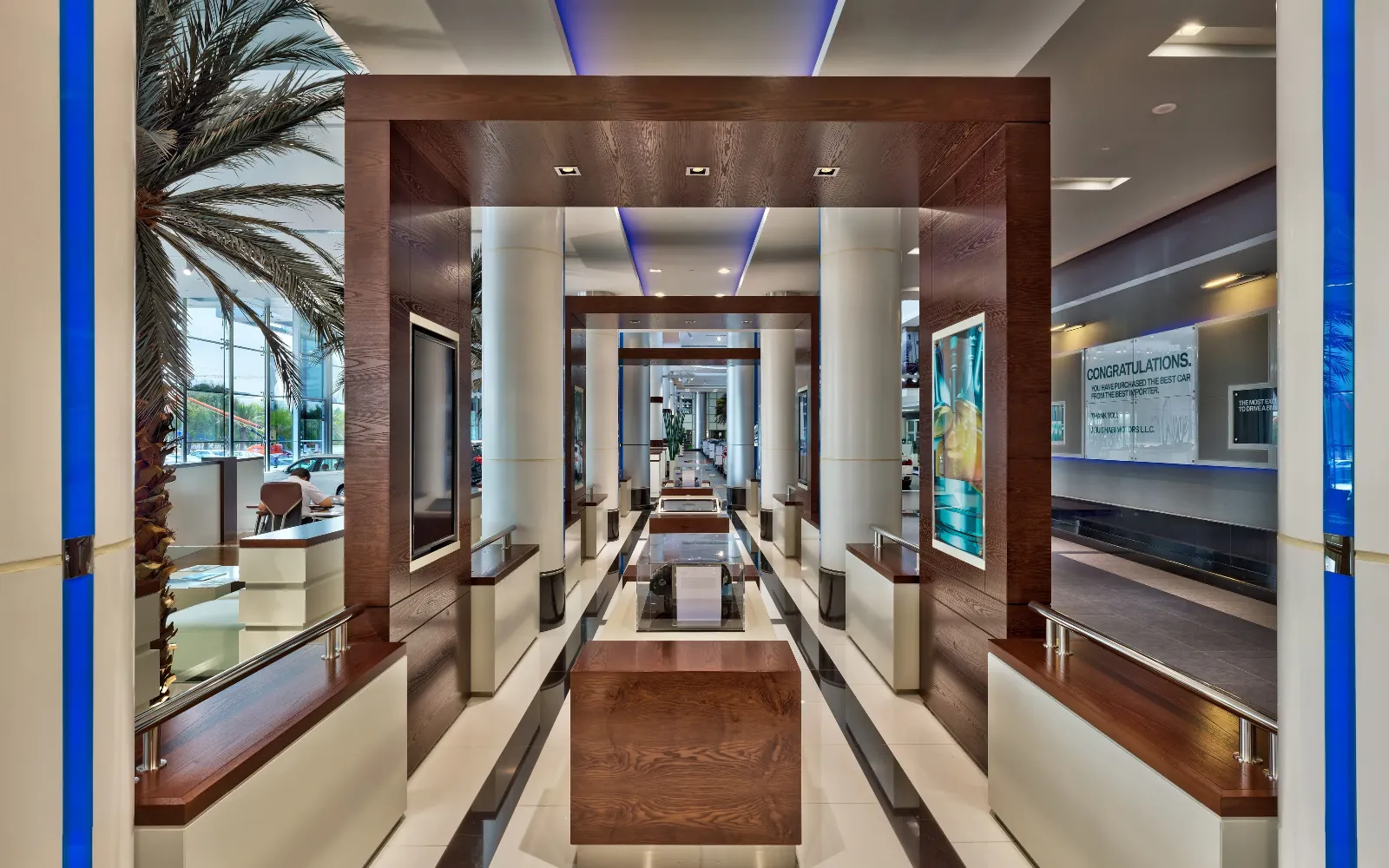 Rolls-Royce Motor Cars Showroom Abu Dabi sanal turunda araçların arasından geçen teşhir sahnesi